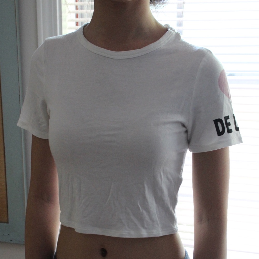 "De La Vie" Plain White Crop